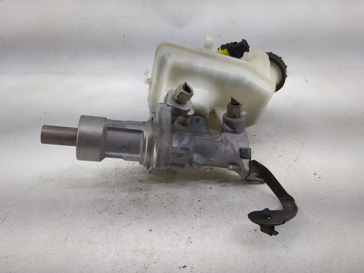 2013-2016 Chevrolet Malibu Brake Master Cylinder 5026687 - Oemusedautoparts1.com