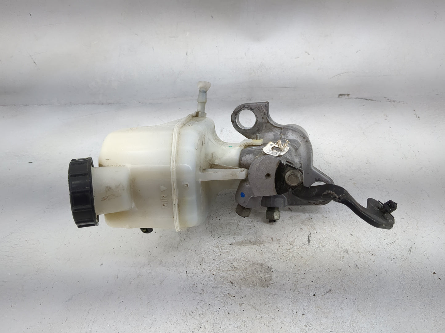 2013-2016 Chevrolet Malibu Brake Master Cylinder 5026687 - Oemusedautoparts1.com