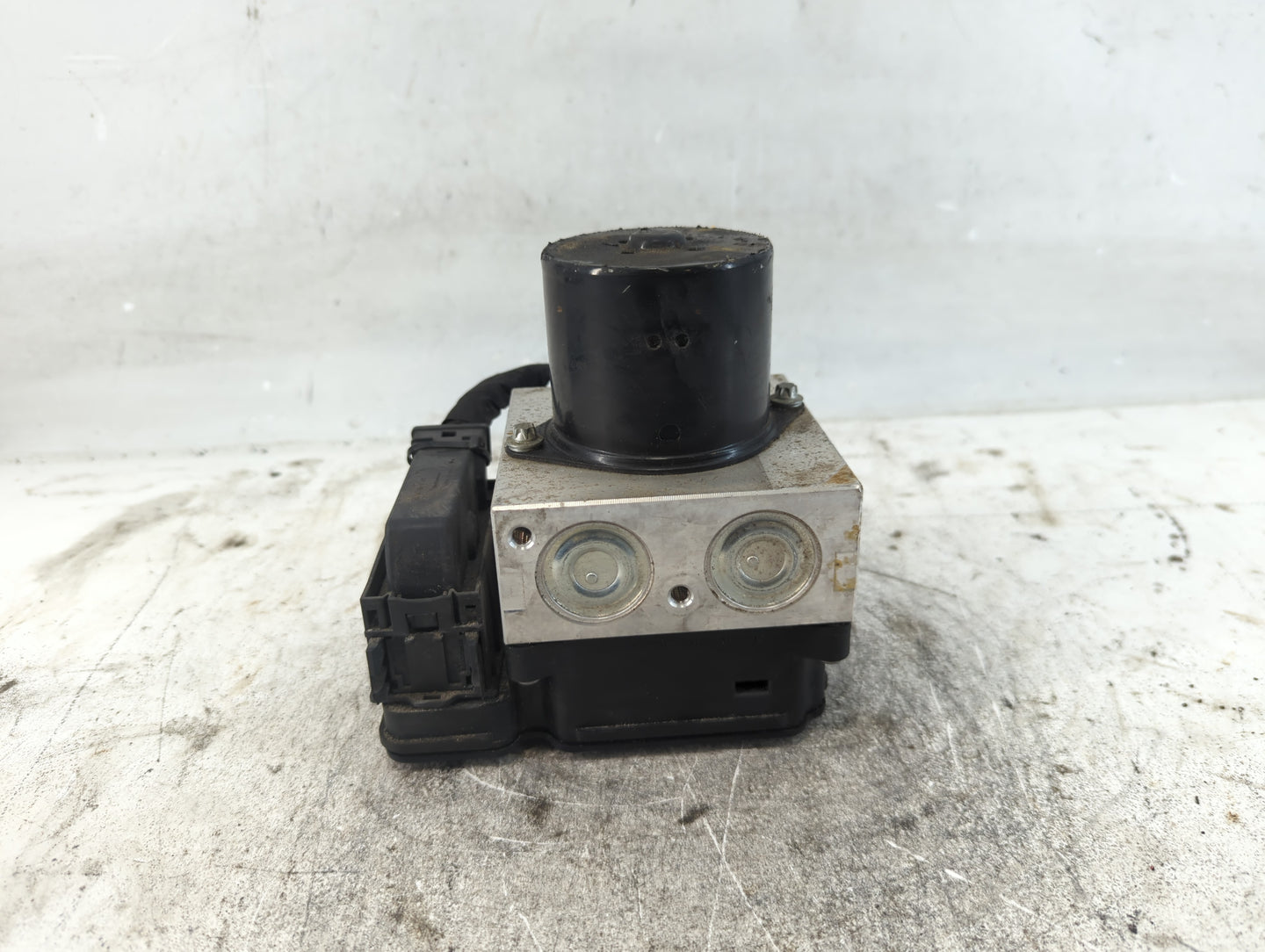 2013-2016 Chevrolet Malibu ABS Pump Control Module Replacement P/N:22863598 Fits Fits 2012 2013 2014 2015 2016 OEM Used Auto