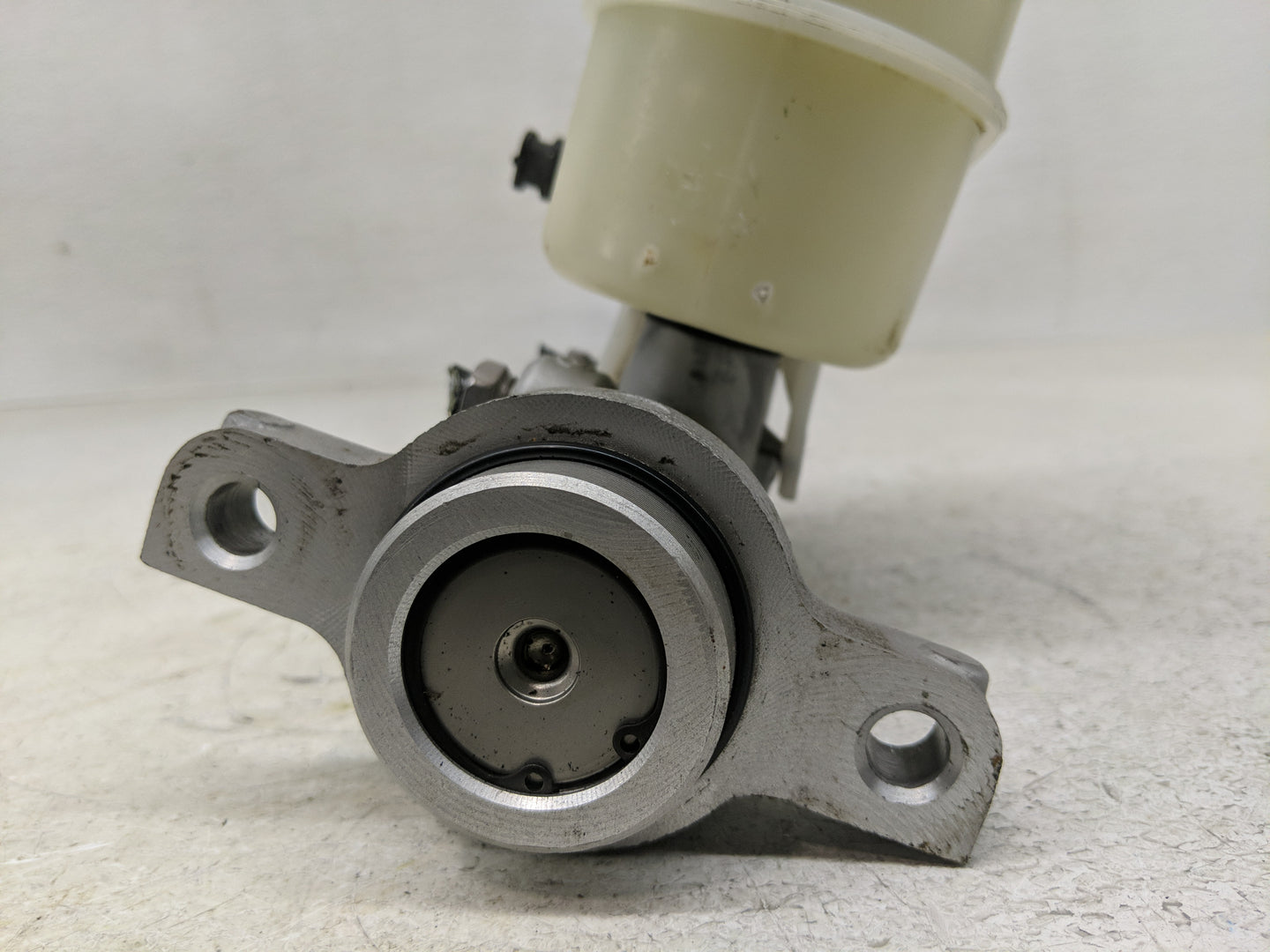 2014-2019 Chevrolet Silverado 1500 Brake Master Cylinder 1300385 - Oemusedautoparts1.com