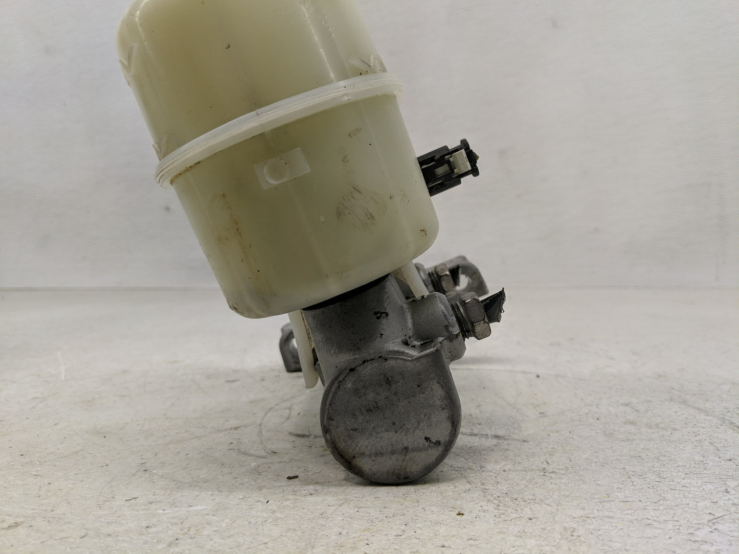2014-2019 Chevrolet Silverado 1500 Brake Master Cylinder 1300385 - Oemusedautoparts1.com