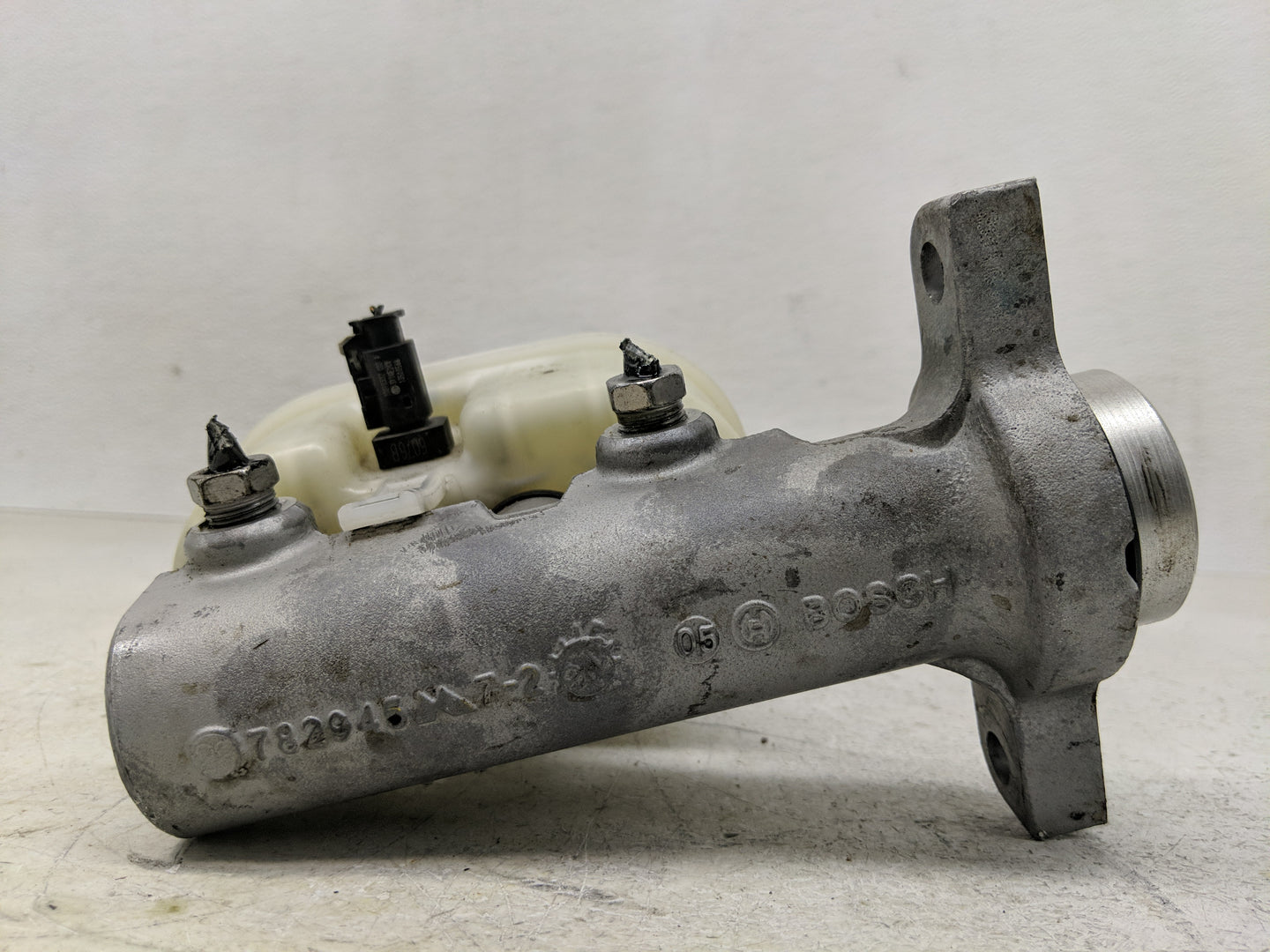 2014-2019 Chevrolet Silverado 1500 Brake Master Cylinder 1300385 - Oemusedautoparts1.com