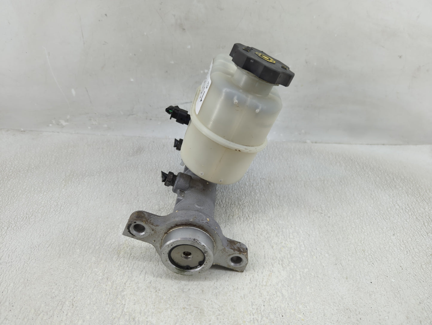 2014-2019 Chevrolet Silverado 1500 Brake Master Cylinder 1310373 - Oemusedautoparts1.com