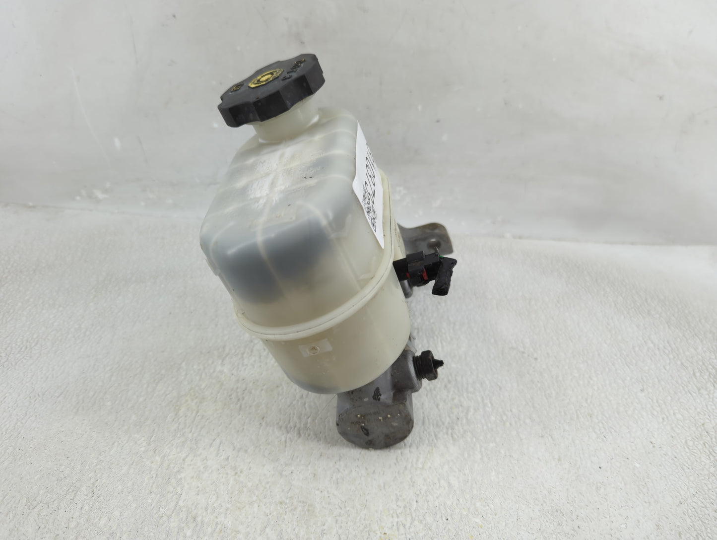 2014-2019 Chevrolet Silverado 1500 Brake Master Cylinder 1310373 - Oemusedautoparts1.com