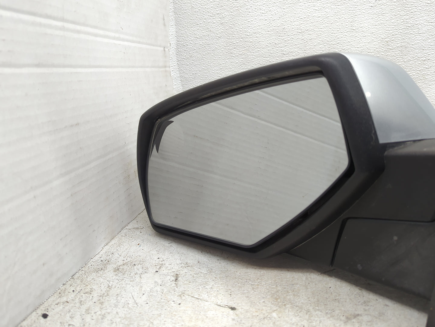 2014-2019 Chevrolet Silverado 1500 Driver Side View Mirror - Left Door Mirror OEM Used - Oemusedautoparts1.com