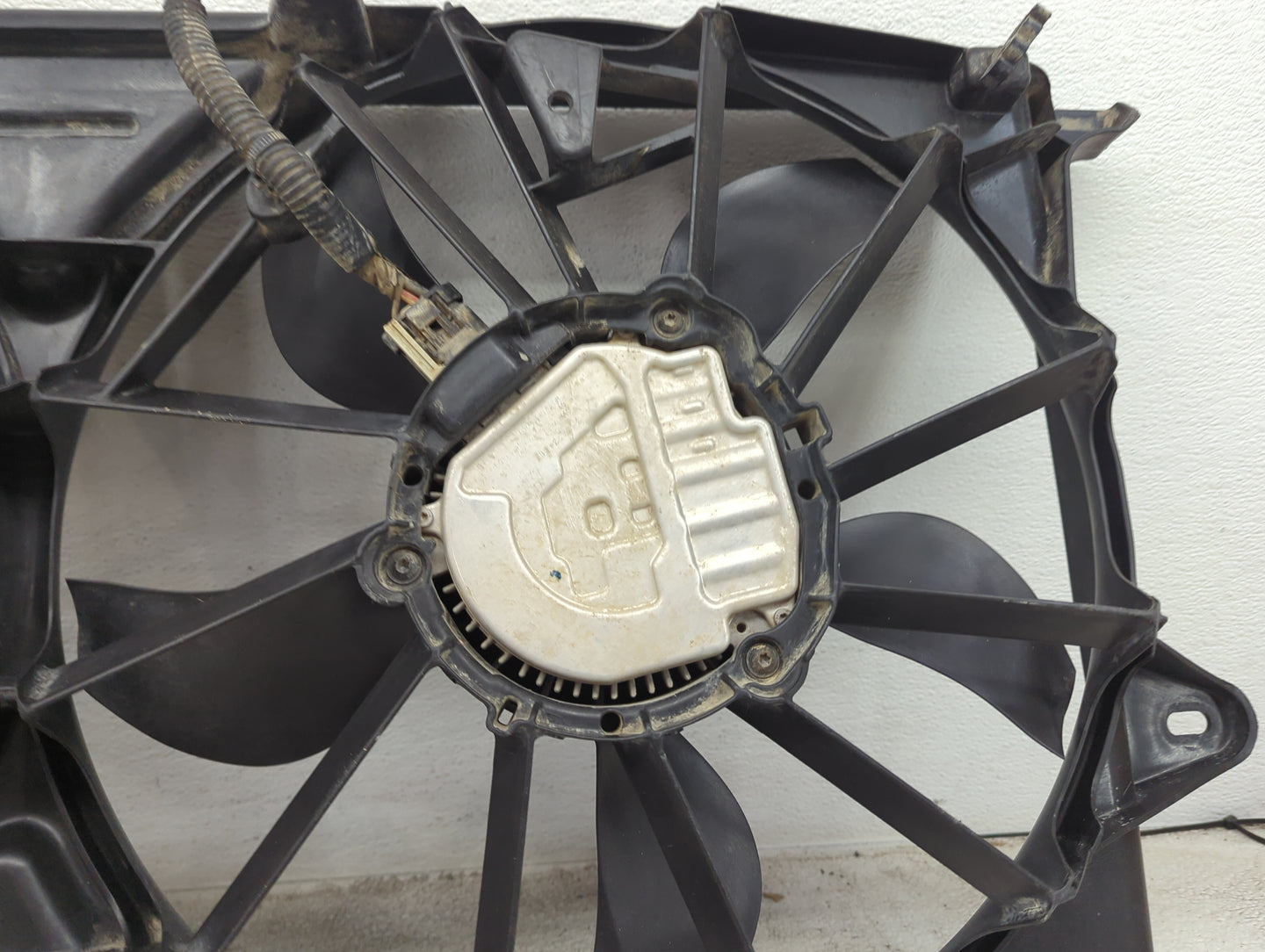 2014-2021 Chevrolet Silverado 1500 Electric Radiator Cooling Fan Motor Assembly P/N:0130308471 1137328093 Fits OEM Used Auto
