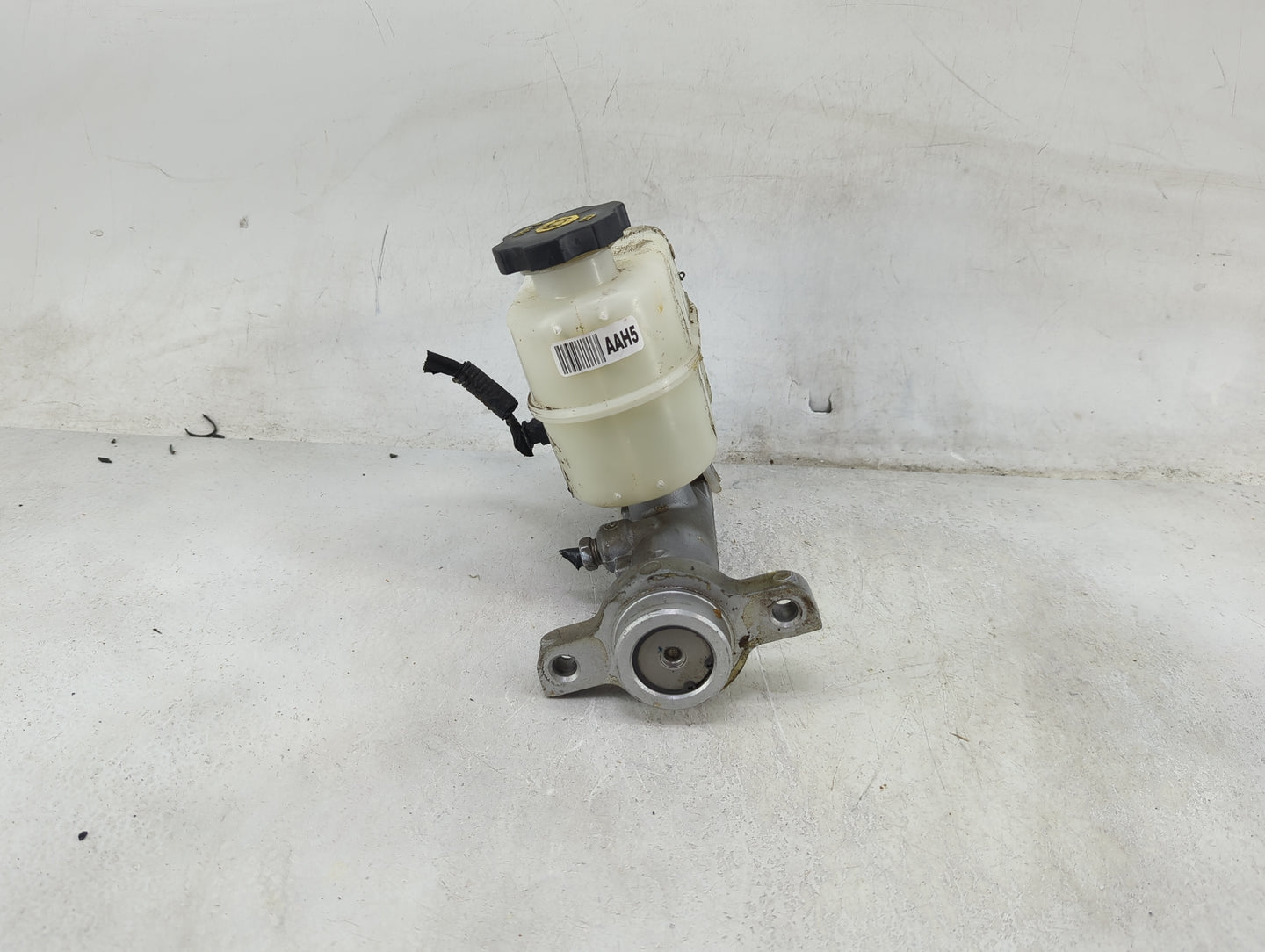 2014-2019 Chevrolet Silverado 1500 Brake Master Cylinder 1490012 - Oemusedautoparts1.com
