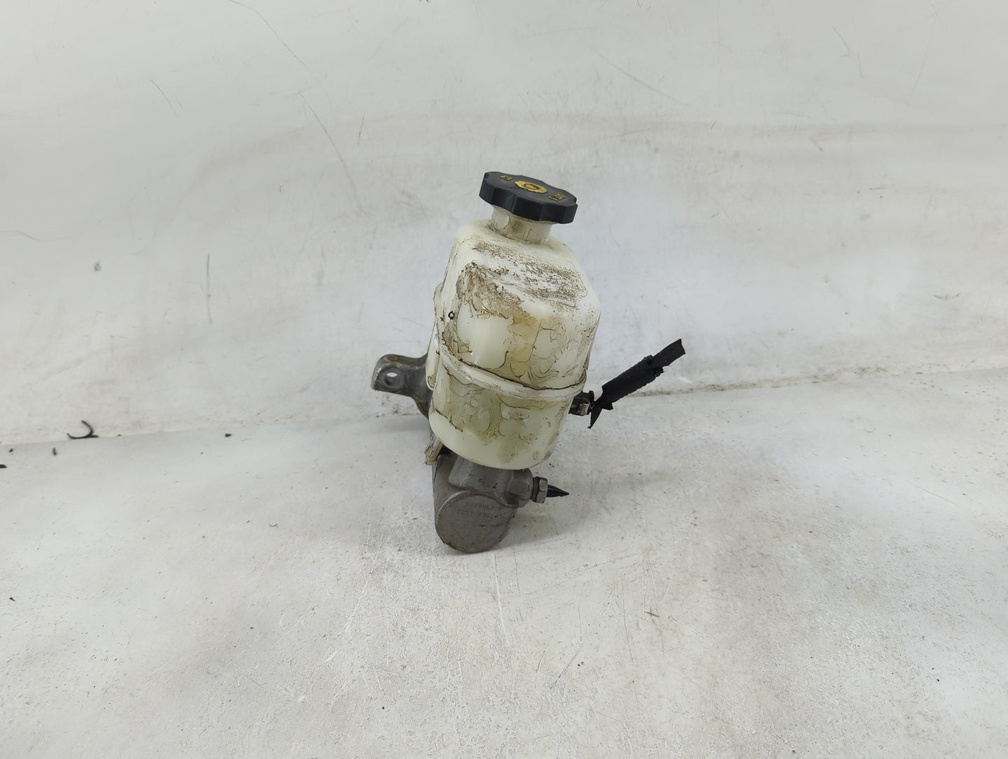 2014-2019 Chevrolet Silverado 1500 Brake Master Cylinder 1490012 - Oemusedautoparts1.com
