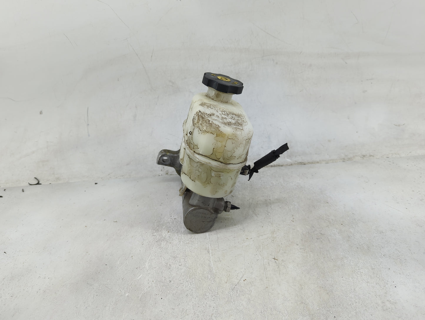 2014-2019 Chevrolet Silverado 1500 Brake Master Cylinder 1490012 - Oemusedautoparts1.com