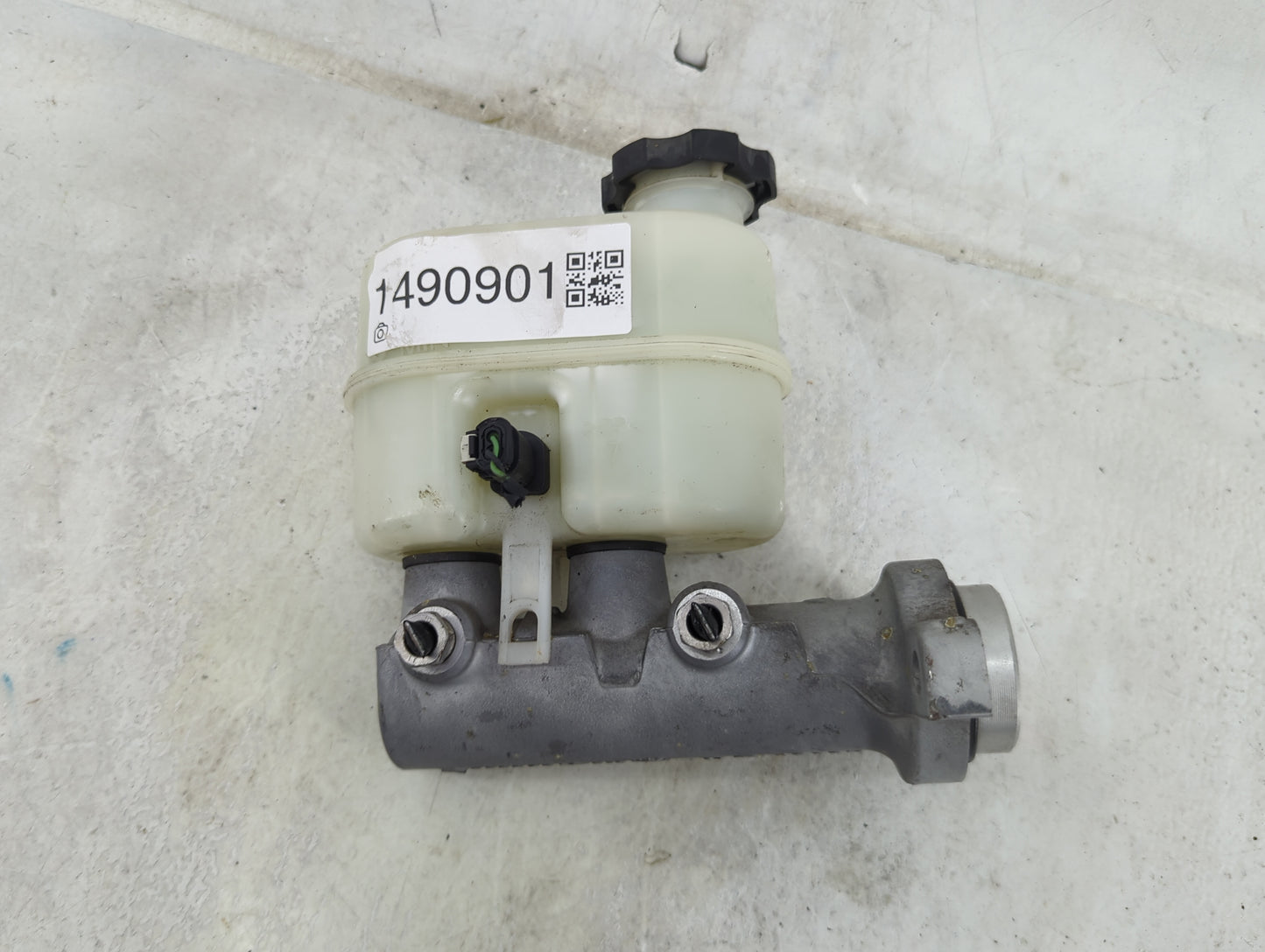 2014-2019 Chevrolet Silverado 1500 Brake Master Cylinder 1490901 - Oemusedautoparts1.com
