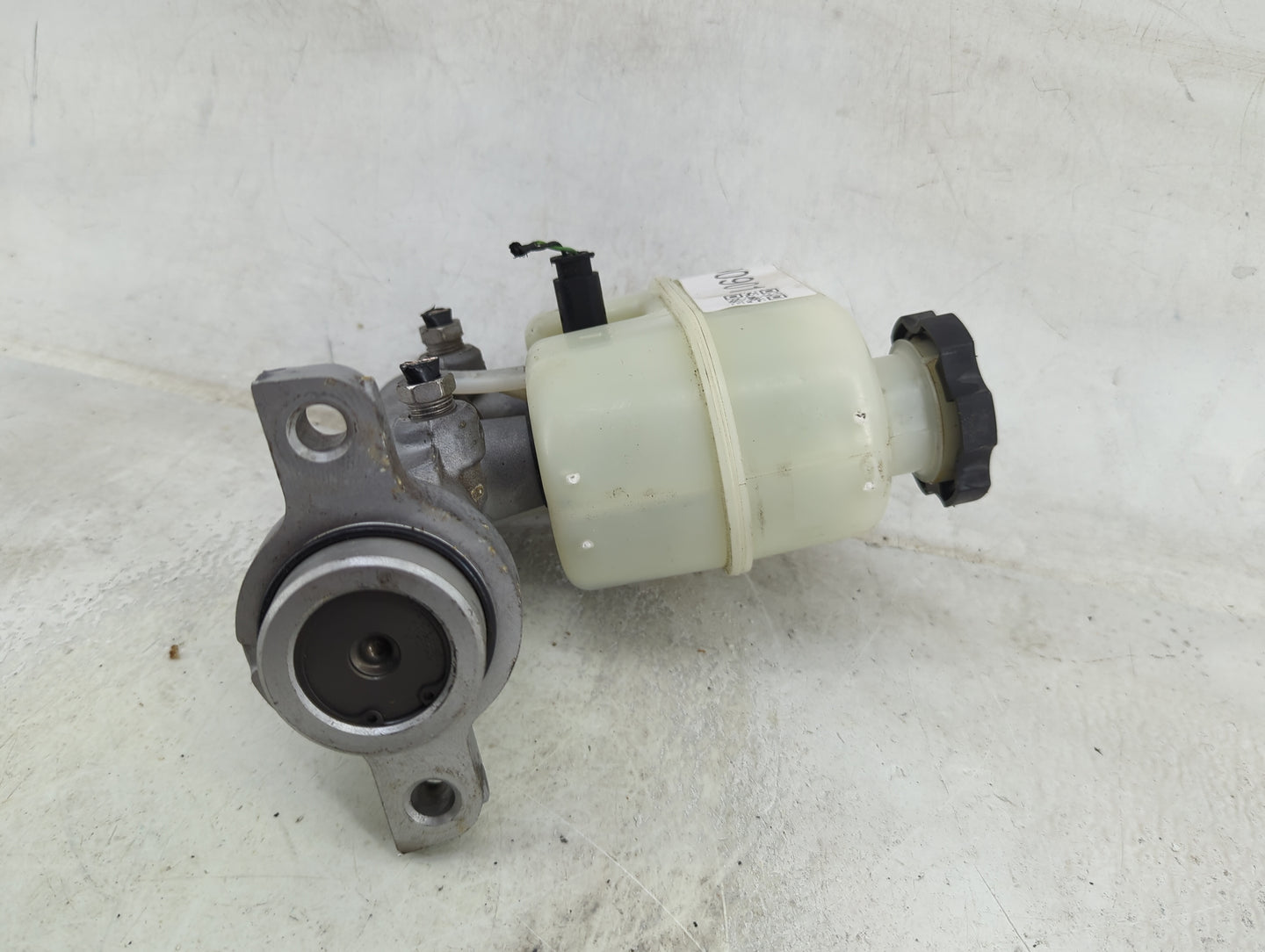 2014-2019 Chevrolet Silverado 1500 Brake Master Cylinder 1490901 - Oemusedautoparts1.com