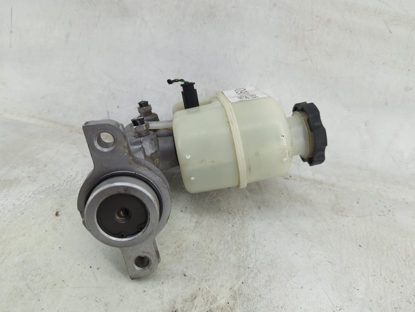 2014-2019 Chevrolet Silverado 1500 Brake Master Cylinder 1490901 - Oemusedautoparts1.com