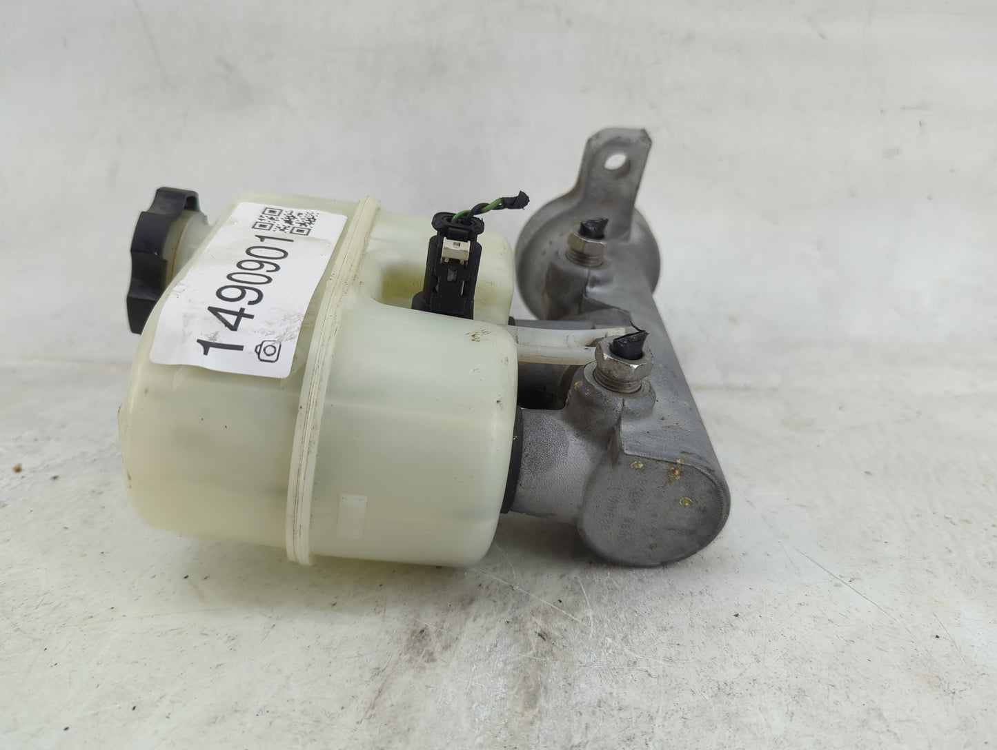 2014-2019 Chevrolet Silverado 1500 Brake Master Cylinder 1490901 - Oemusedautoparts1.com