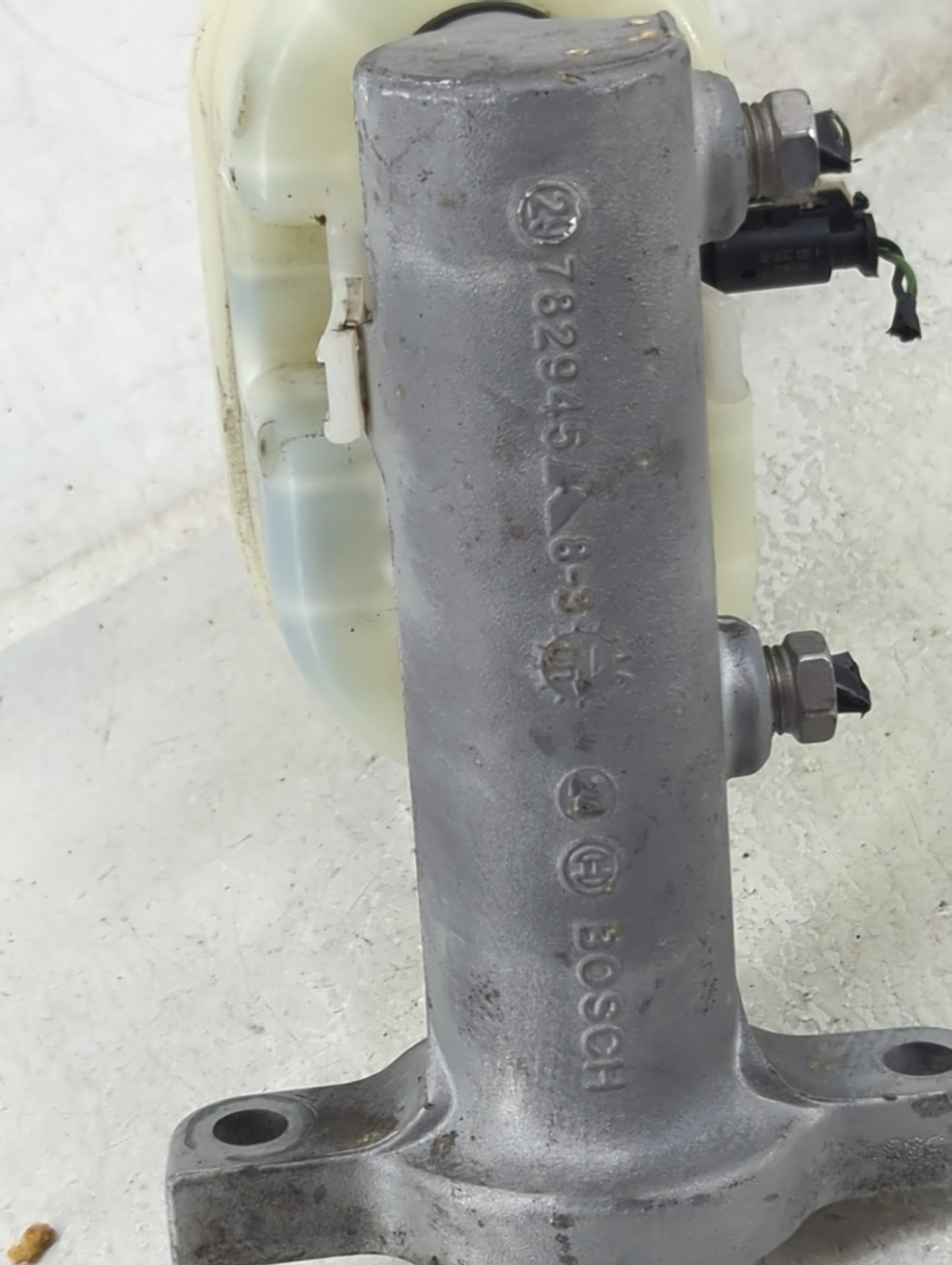 2014-2019 Chevrolet Silverado 1500 Brake Master Cylinder 1490901 - Oemusedautoparts1.com