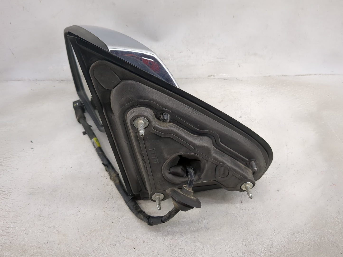 2014-2019 Chevrolet Silverado 1500 Driver Side View Mirror - Left Door Mirror OEM Used - Oemusedautoparts1.com