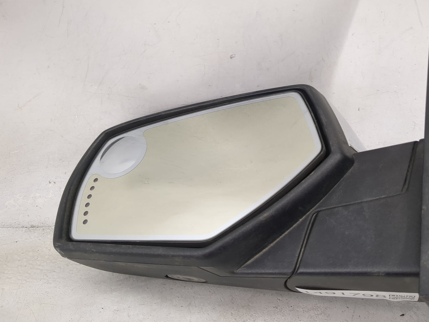 2014-2019 Chevrolet Silverado 1500 Driver Side View Mirror - Left Door Mirror OEM Used - Oemusedautoparts1.com