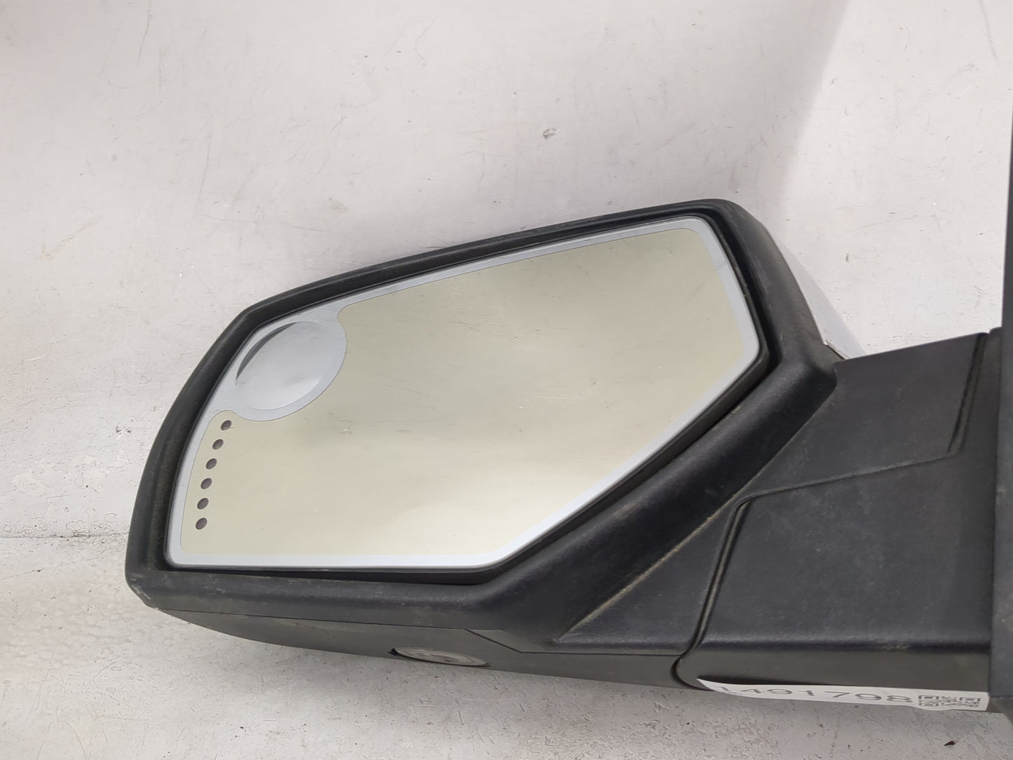 2014-2019 Chevrolet Silverado 1500 Driver Side View Mirror - Left Door Mirror OEM Used - Oemusedautoparts1.com