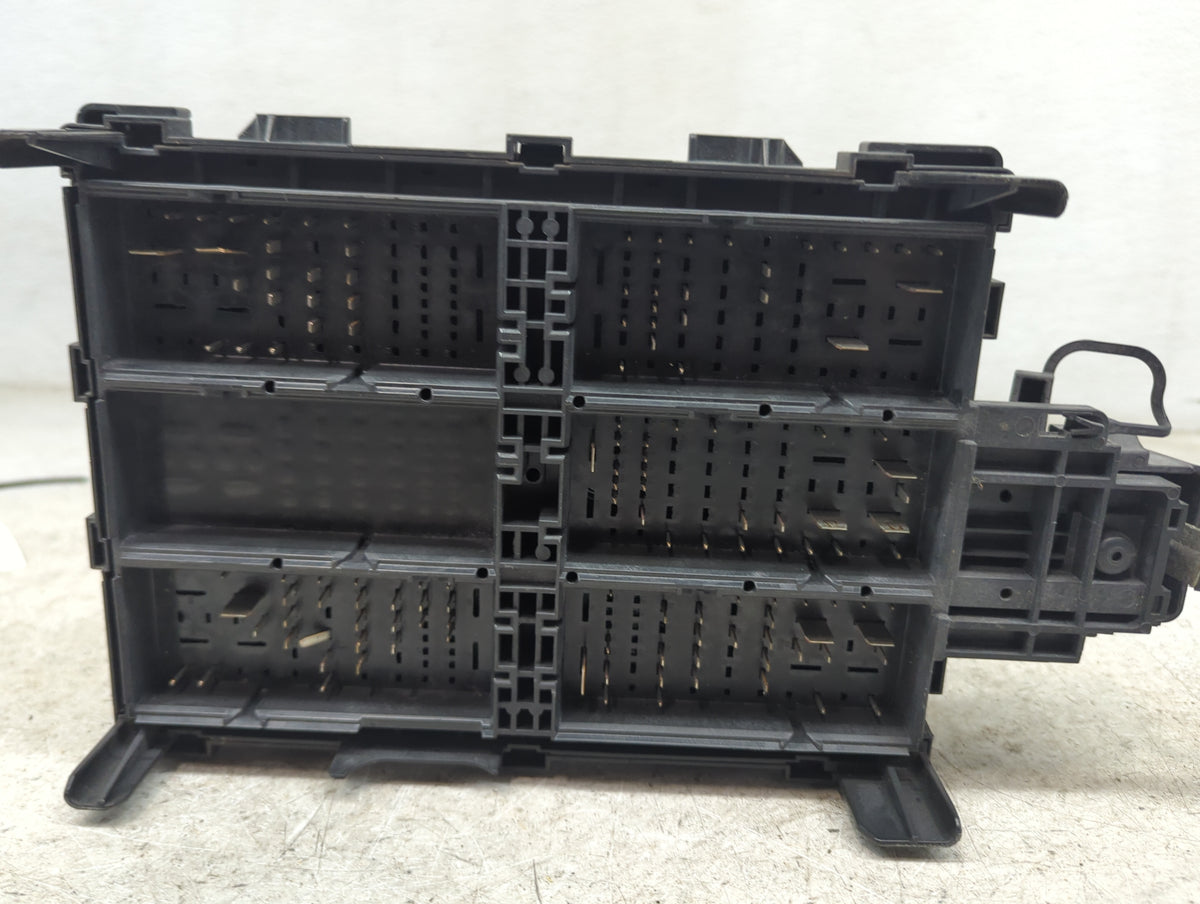 2016-2017 Chevrolet Silverado 1500 Fusebox Fuse Box Panel Relay Module P/N:23285666 13306941, 13500114 Fits Fits 2016 2017 O