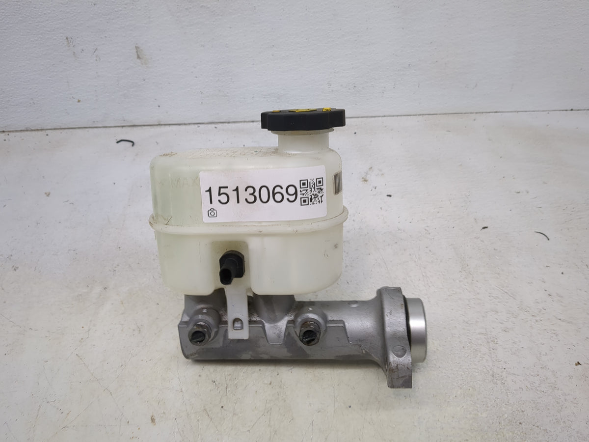 2014-2019 Chevrolet Silverado 1500 Brake Master Cylinder 1513069 - Oemusedautoparts1.com
