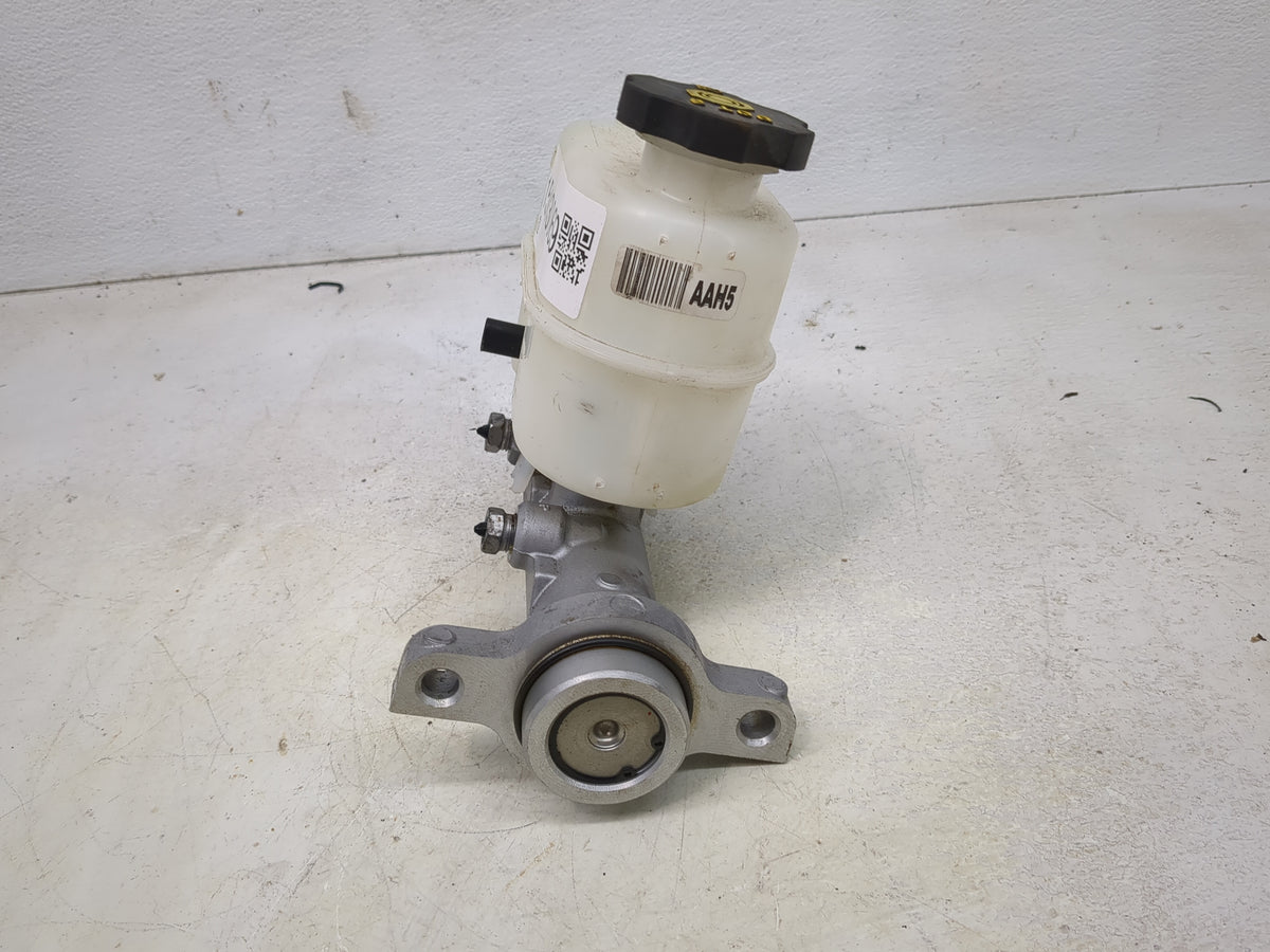 2014-2019 Chevrolet Silverado 1500 Brake Master Cylinder 1513069 - Oemusedautoparts1.com