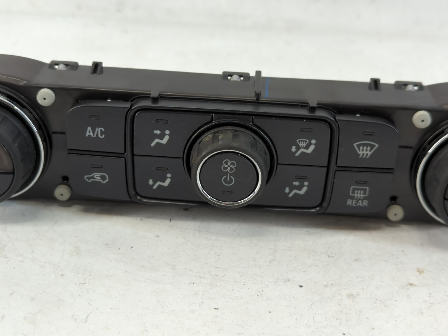 2015 Chevrolet Silverado 1500 Climate Control Module Temperature AC/Heater Replacement P/N:23486614 Fits OEM Used Auto Parts