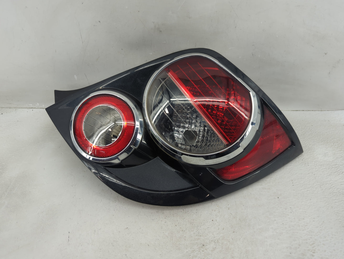 2012-2016 Chevrolet Sonic Tail Light Assembly Passenger Right OEM P/N:95470357 Fits Fits 2012 2013 2014 2015 2016 OEM Used A