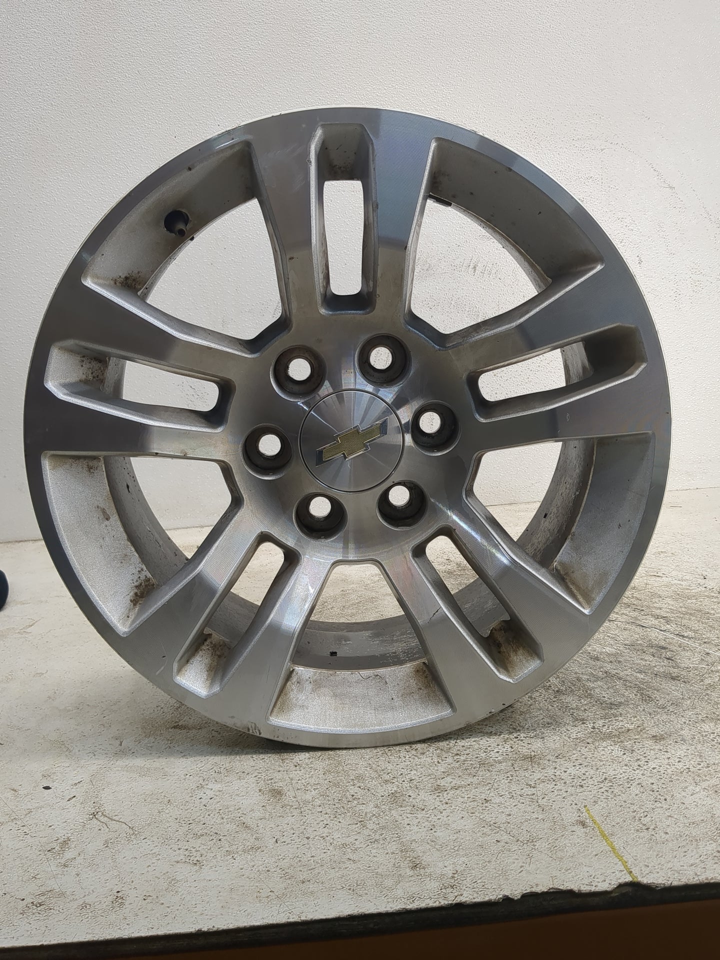 Chevrolet Suburban Oem Wheel Rim 1184874 - Oemusedautoparts1.com