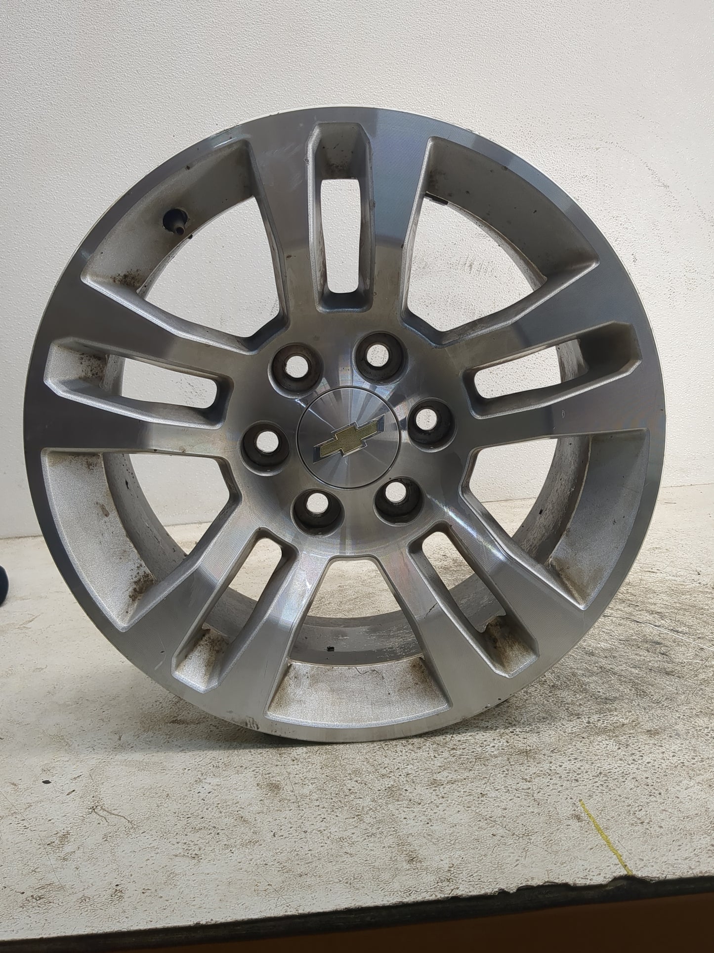 Chevrolet Suburban Oem Wheel Rim 1184874 - Oemusedautoparts1.com