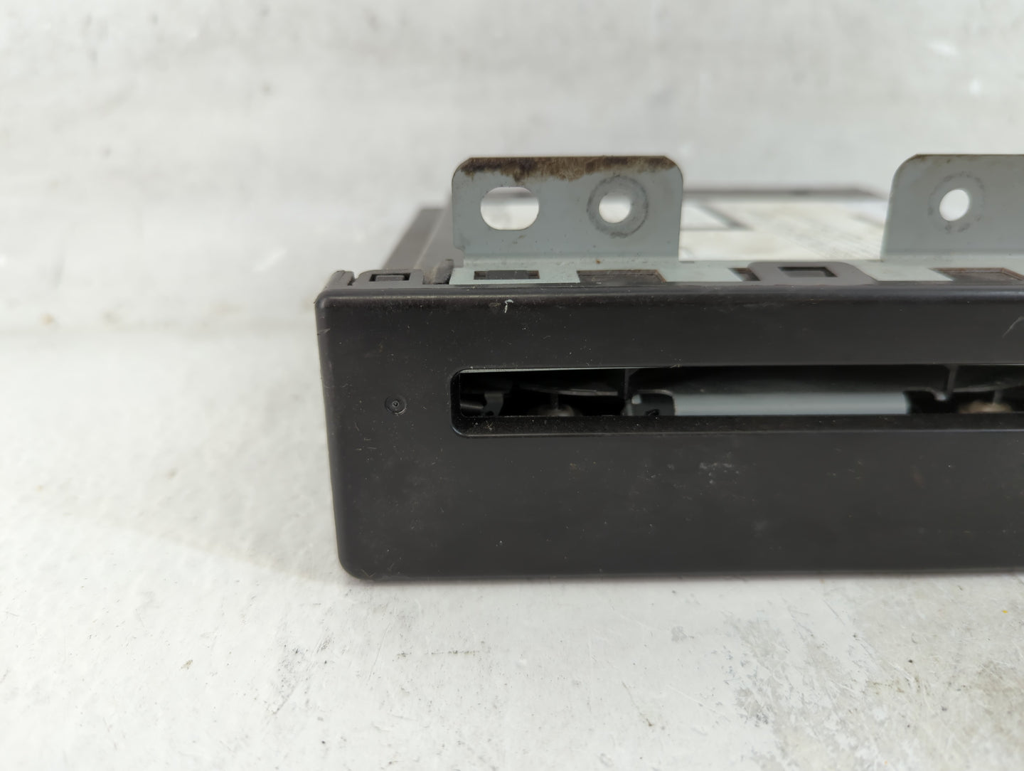 2015 Chevrolet Suburban 1500 Radio AM FM Cd Player Receiver Replacement P/N:13590746 Fits Fits 2014 OEM Used Auto Parts - Oe