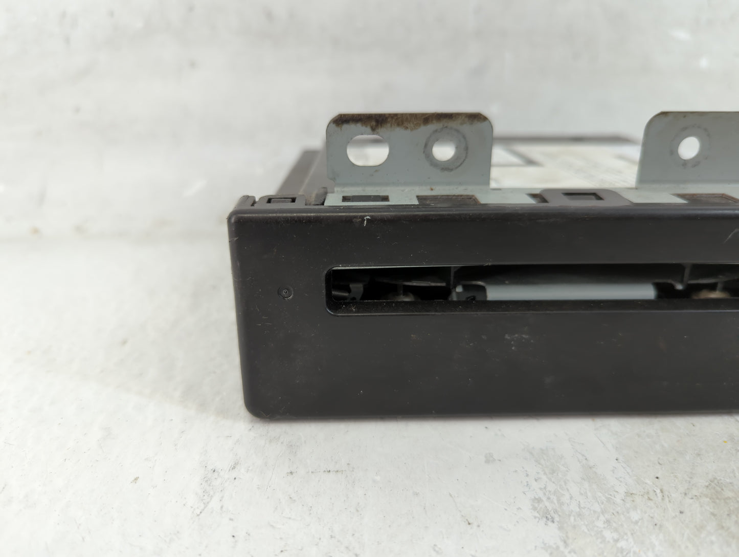 2015 Chevrolet Suburban 1500 Radio AM FM Cd Player Receiver Replacement P/N:13590746 Fits Fits 2014 OEM Used Auto Parts - Oe