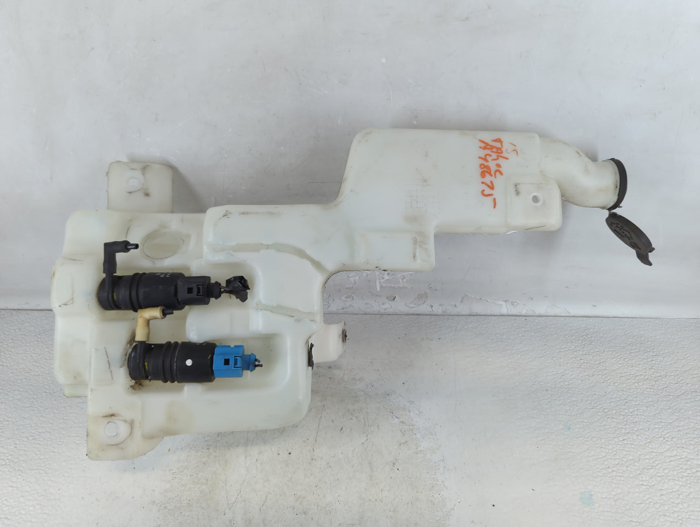 2015-2020 Chevrolet Tahoe Windshield Washer Fluid Reservoir Bottle Oem - Oemusedautoparts1.com