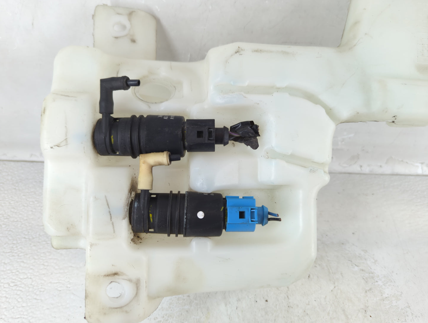 2015-2020 Chevrolet Tahoe Windshield Washer Fluid Reservoir Bottle Oem - Oemusedautoparts1.com