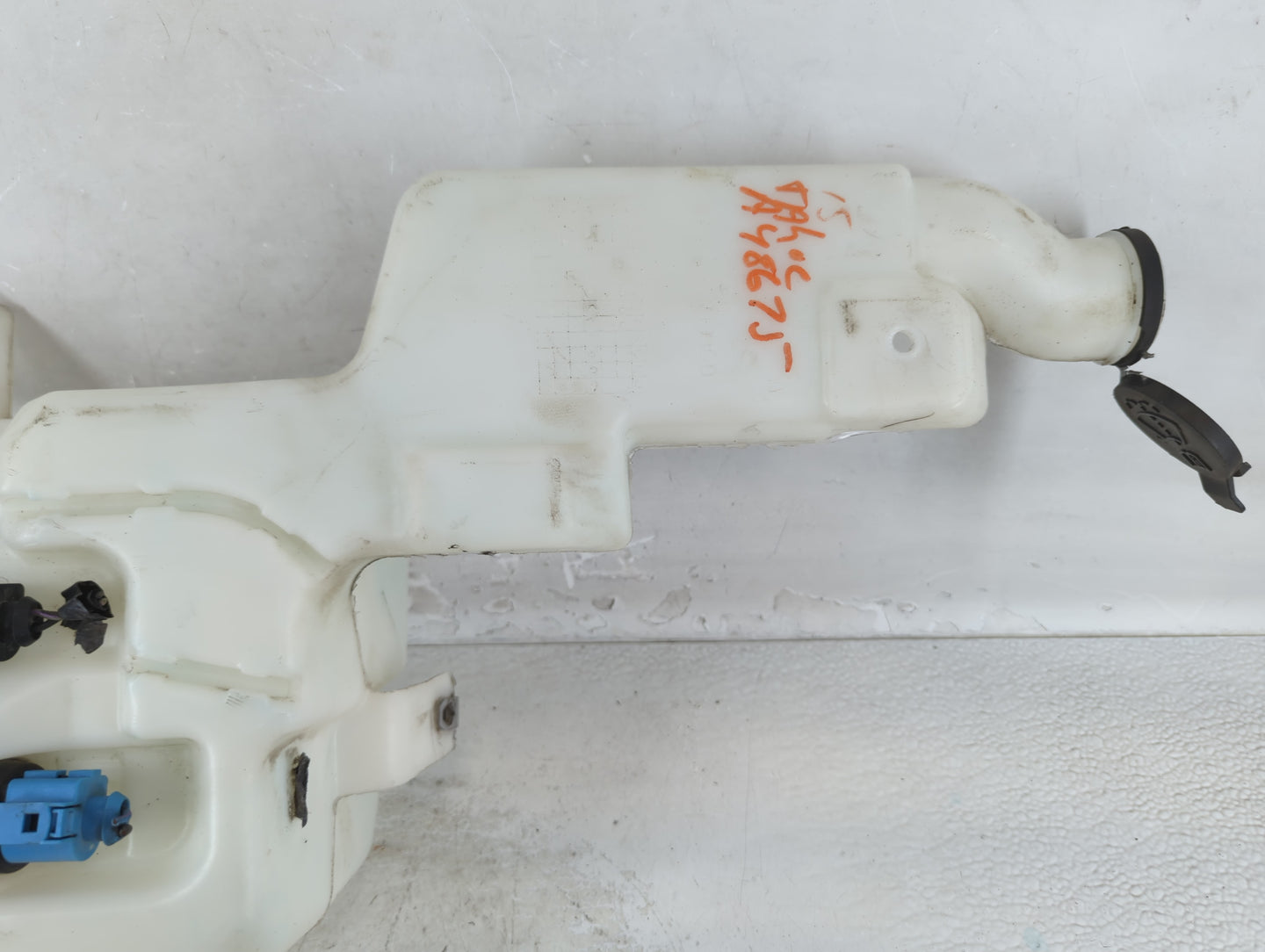 2015-2020 Chevrolet Tahoe Windshield Washer Fluid Reservoir Bottle Oem - Oemusedautoparts1.com
