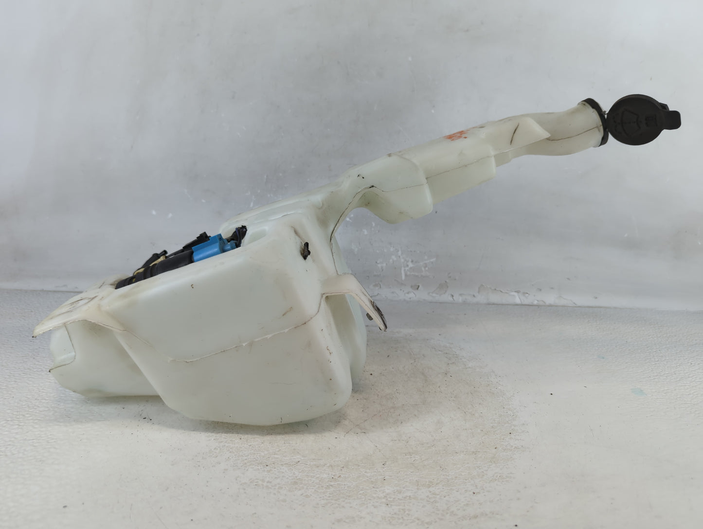 2015-2020 Chevrolet Tahoe Windshield Washer Fluid Reservoir Bottle Oem - Oemusedautoparts1.com