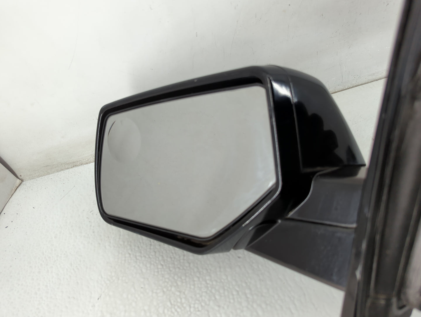 2015-2020 Chevrolet Tahoe Driver Side View Mirror - Left Door Mirror OEM Used - Oemusedautoparts1.com