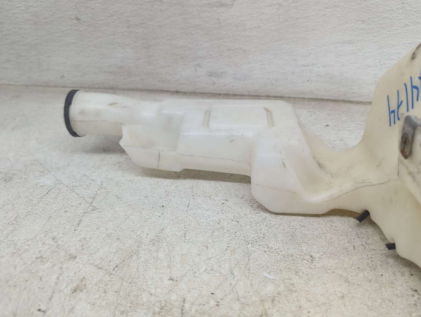 2015-2020 Chevrolet Tahoe Windshield Washer Fluid Reservoir Bottle Oem 1478911 - Oemusedautoparts1.com