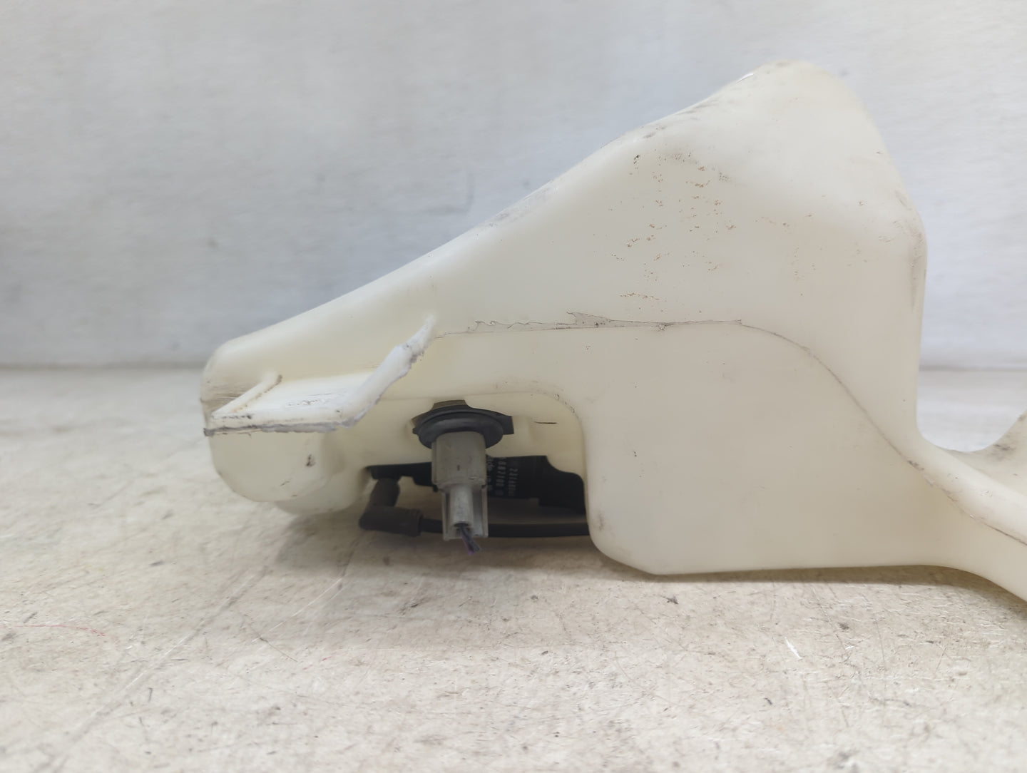 2015-2020 Chevrolet Tahoe Windshield Washer Fluid Reservoir Bottle Oem 1478911 - Oemusedautoparts1.com