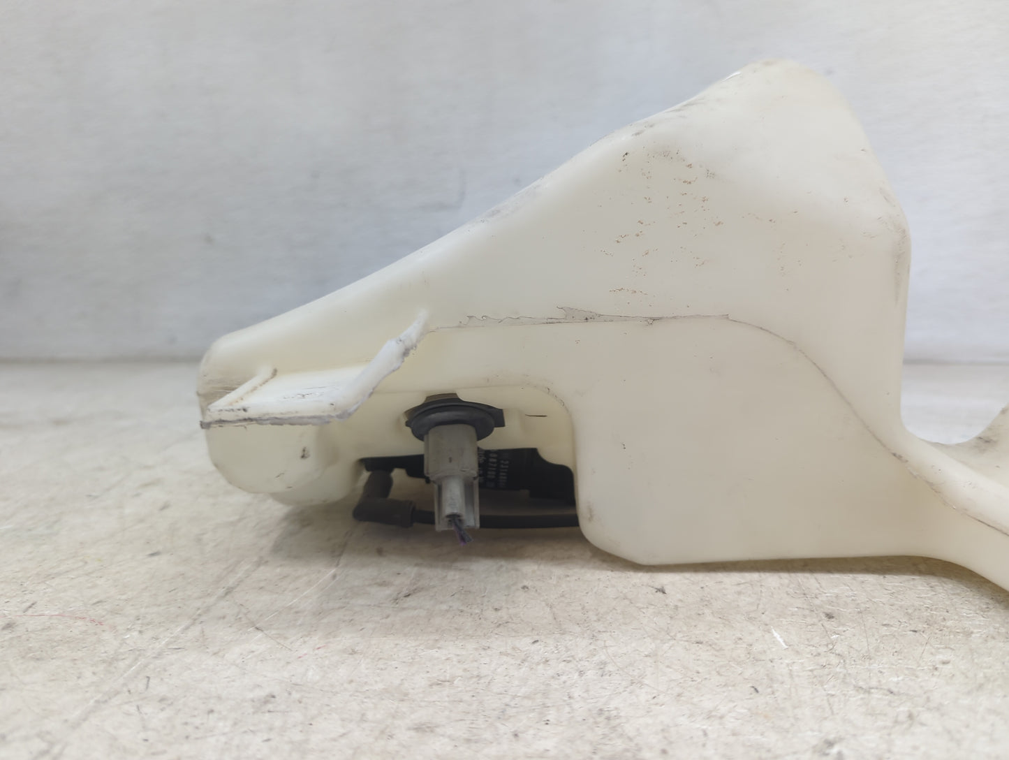 2015-2020 Chevrolet Tahoe Windshield Washer Fluid Reservoir Bottle Oem 1478911 - Oemusedautoparts1.com