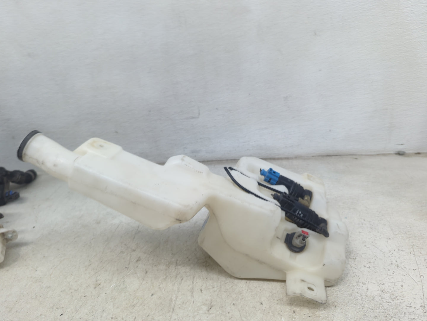 2015-2020 Chevrolet Tahoe Windshield Washer Fluid Reservoir Bottle Oem 1478911 - Oemusedautoparts1.com