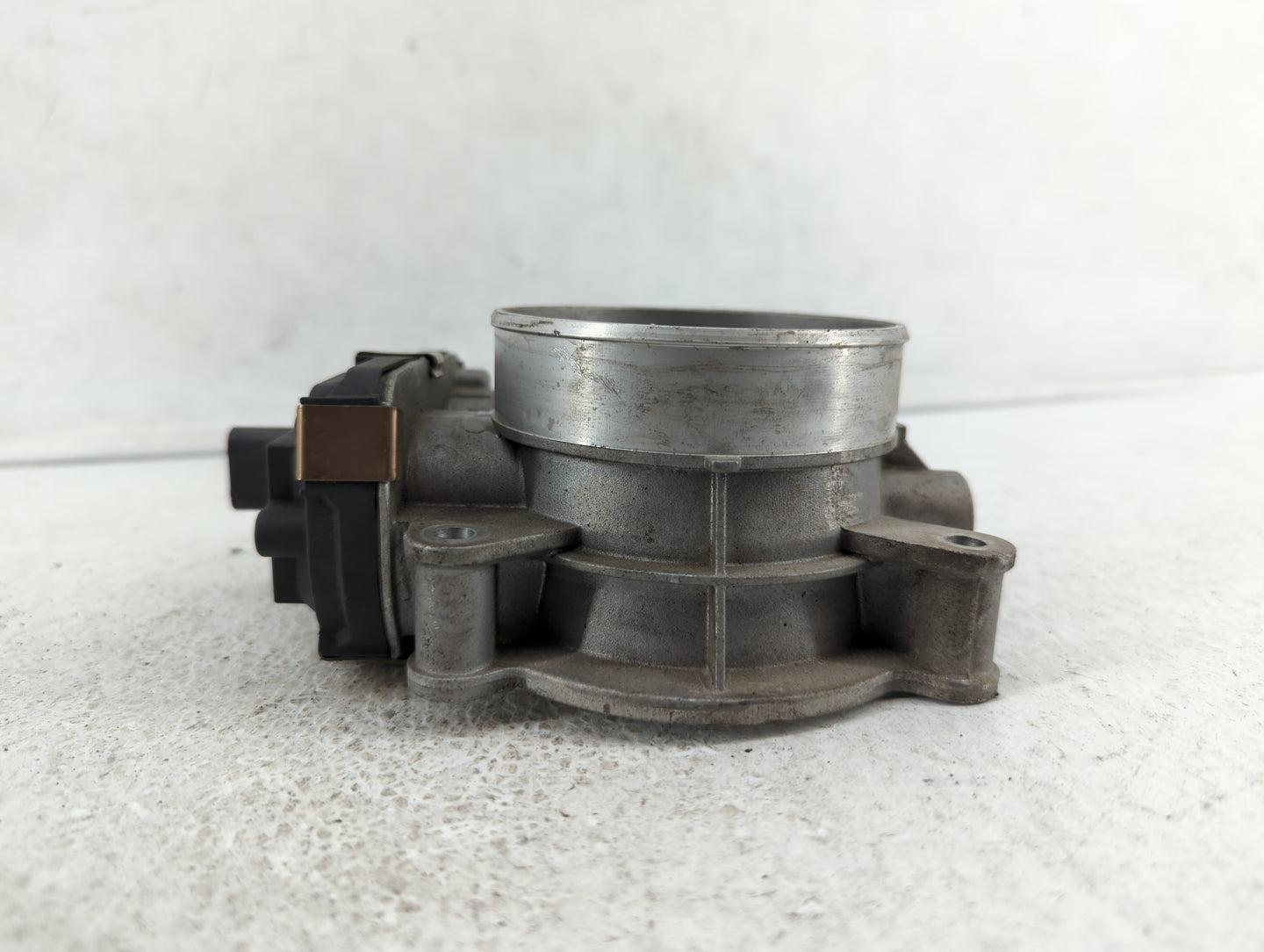 2015-2018 Chevrolet Tahoe Throttle Body P/N:12617792 12678224 Fits Fits 2014 2015 2016 2017 2018 2019 OEM Used Auto Parts - 