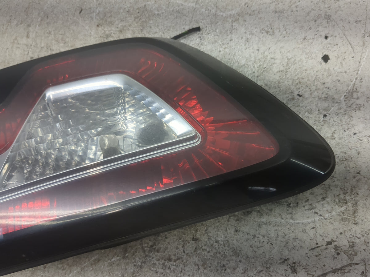 2013 Chevrolet Traverse Passenger Right Side Deck Lid Mounted Tail Light 1501722 - Oemusedautoparts1.com