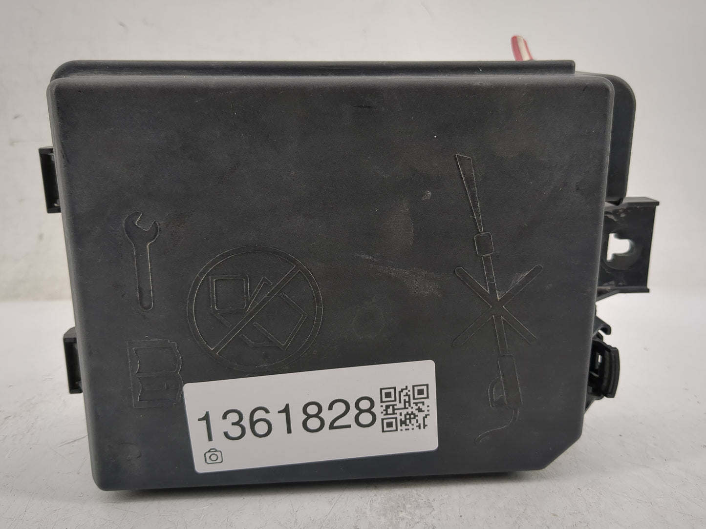 2013-2015 Chevrolet Trax Fusebox Fuse Box Panel Relay Module P/N:95181333 Fits Fits 2013 2014 2015 OEM Used Auto Parts - Oem