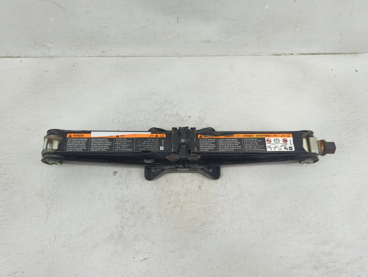 2015 Chevrolet Trax Spare Scissor Car Jack 1390165 - Oemusedautoparts1.com
