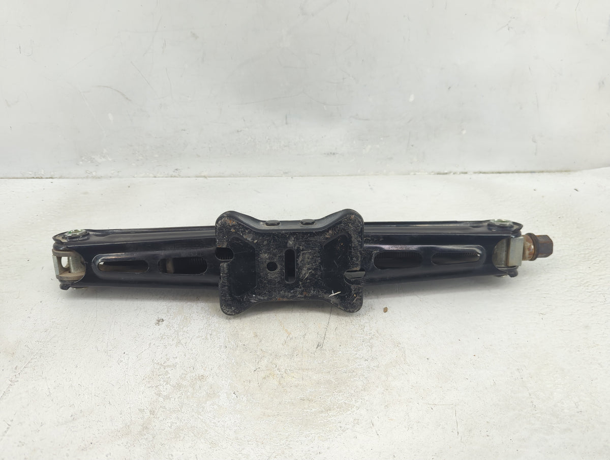 2015 Chevrolet Trax Spare Scissor Car Jack 1390165 - Oemusedautoparts1.com