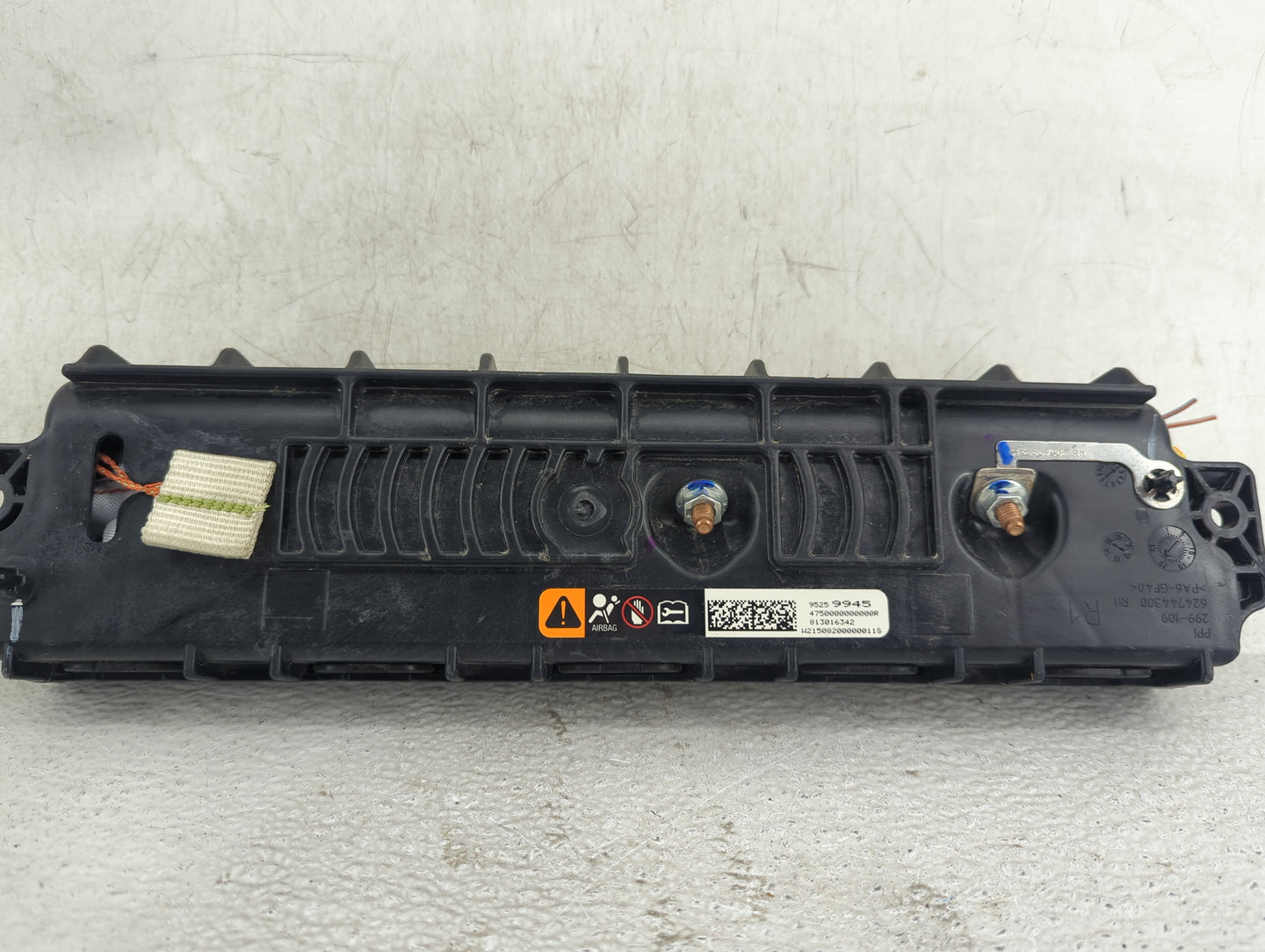 2015 Chevrolet Trax Air Bag Passenger Right Knee OEM P/N:95259945 62474143D0, 813016342 Fits OEM Used Auto Parts - Oemusedau