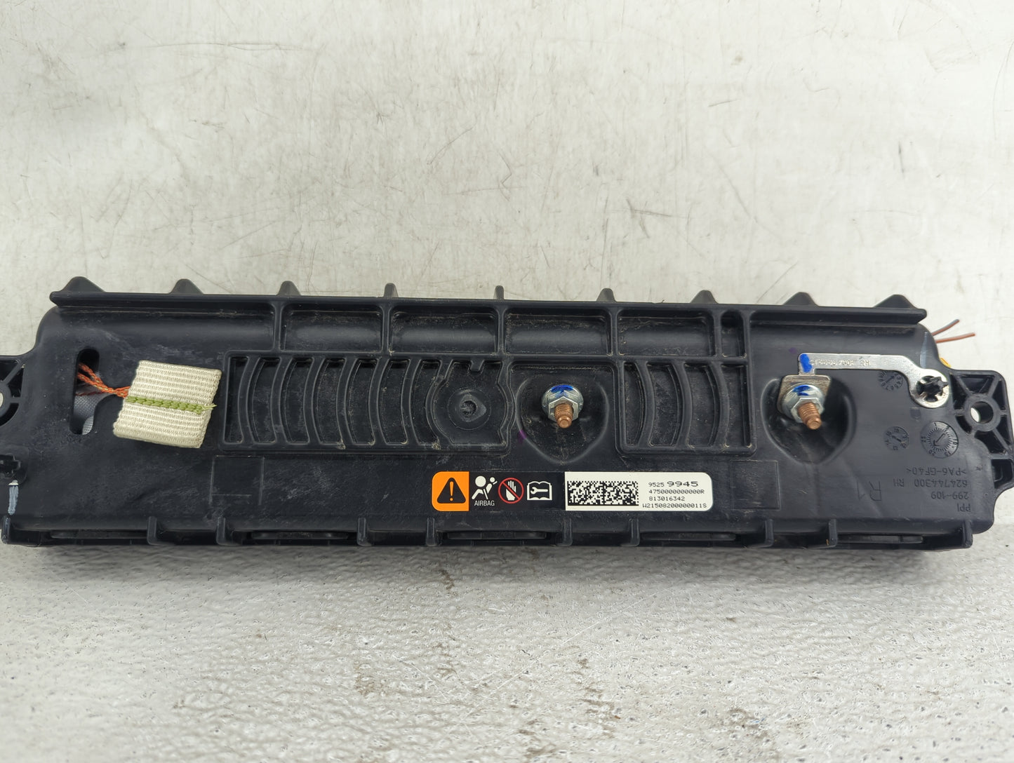2015 Chevrolet Trax Air Bag Passenger Right Knee OEM P/N:95259945 62474143D0, 813016342 Fits OEM Used Auto Parts - Oemusedau