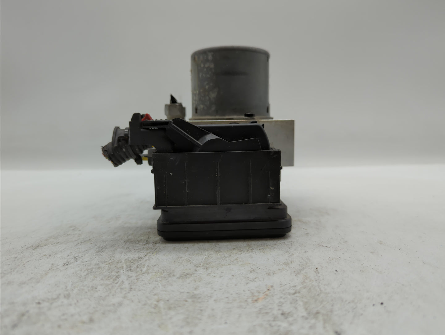 2015 Chevrolet Trax ABS Pump Control Module Replacement P/N:94541506 688250455, 42403007 Fits OEM Used Auto Parts - Oemuseda