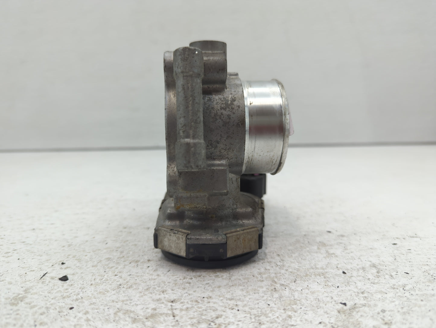 2011-2015 Chevrolet Volt Throttle Body P/N:55 562 270 55581682 Fits Fits 2011 2012 2013 2014 2015 2016 OEM Used Auto Parts -