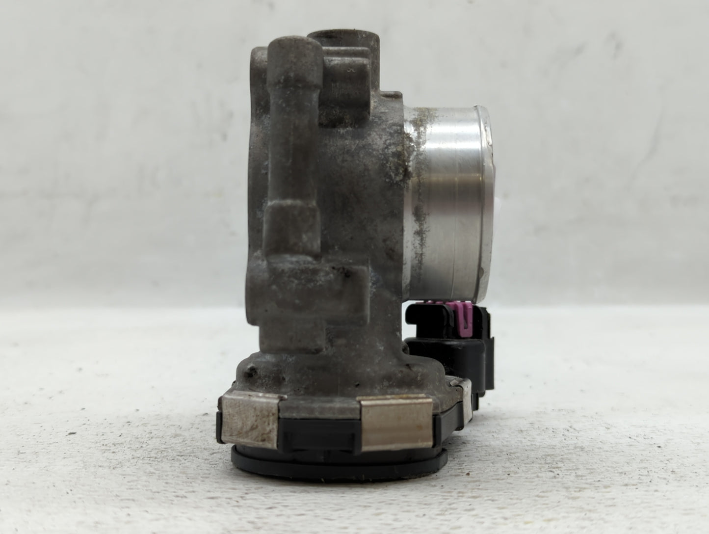 2011-2015 Chevrolet Volt Throttle Body P/N:55581682 Fits Fits 2011 2012 2013 2014 2015 2016 OEM Used Auto Parts - Oemusedaut
