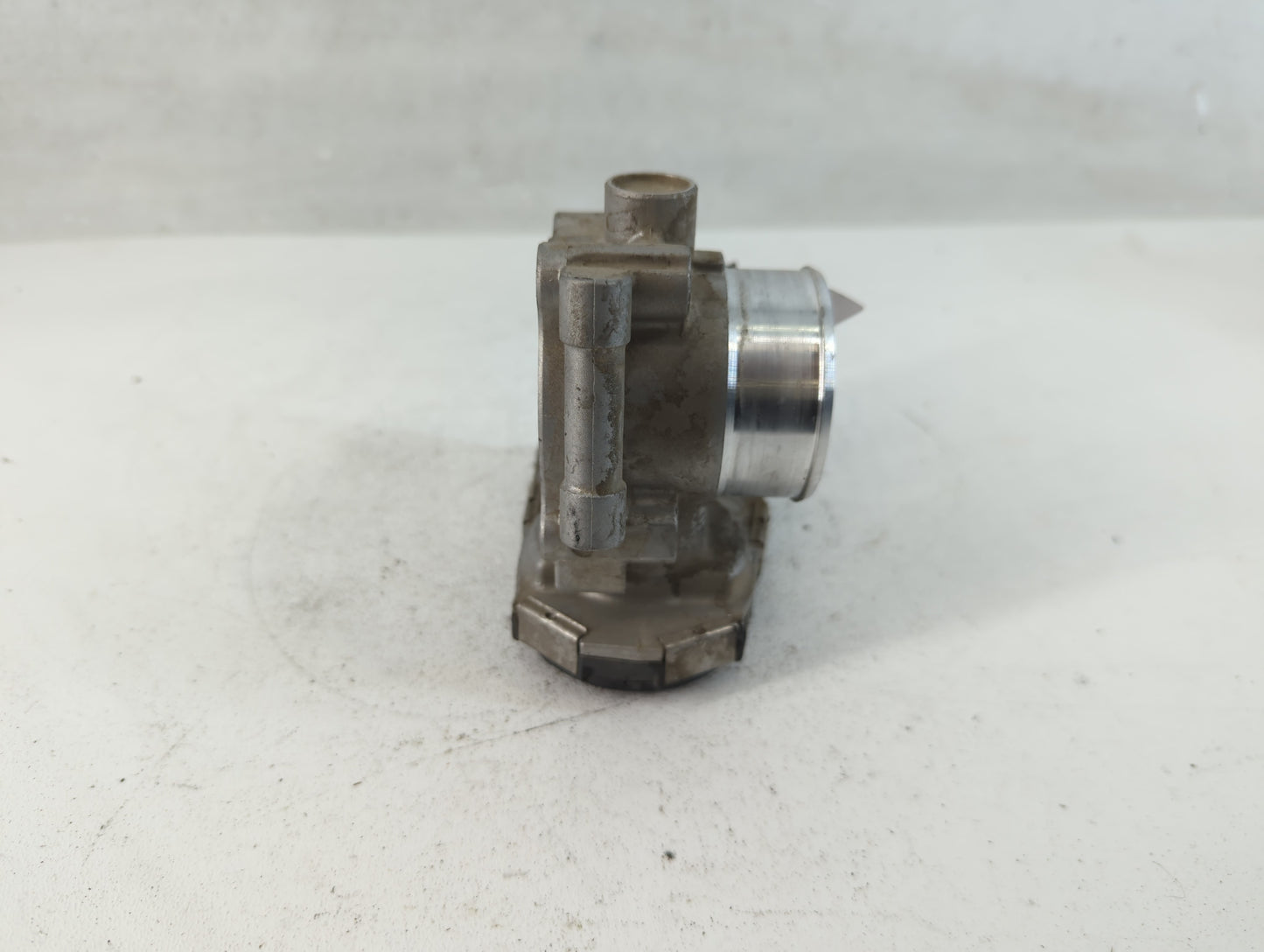 2011-2015 Chevrolet Volt Throttle Body P/N:55 562 270 55581682 Fits Fits 2011 2012 2013 2014 2015 2016 OEM Used Auto Parts -